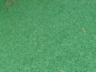 Publiek mini golf volwassen film met groot mees milf