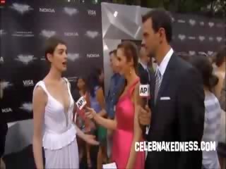 Знаменитост ан hathaway pokers при на тъмен рицар premiere