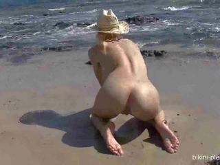 Sarah stripping og få avkledd ved den strand