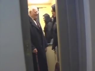 Old man gets his putz massaged