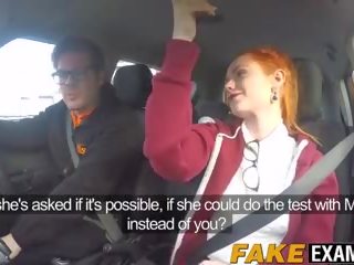 Muda si rambut merah pengiring faraj diperiksa di beliau memandu ujian