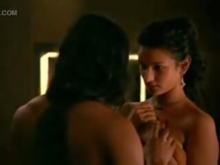 Indisk skuespiller indira verma har henne naken rumpe slikket i video