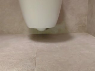 Δελεαστικός πόδια σε ο τουαλέτα